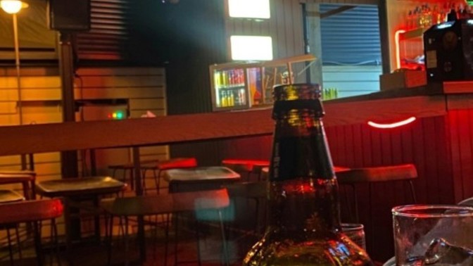 Biriyle sevgili değilsek ama arkadaş da değilsek arkadaştan bir tık öteysek ama flört de değilsek ne oluyoruz?