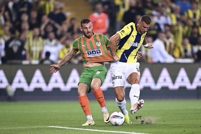 Fenerbahçe 3 - Alanyaspor 0... Sarı lacivertliler bugünde kazanarak liderliğini sürdürdü! Maçı nasıl buldunuz?