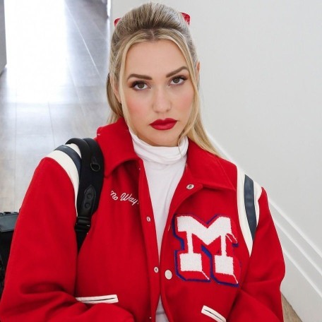 Profildeki fotoğraf ile Mia Malkova arasında yüzde kaç benzerlik var sizce?