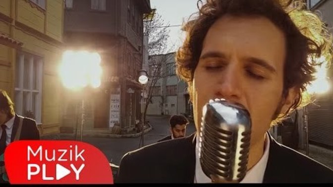 Geceye bir şarkı bırak desem, hangi şarkıyı bırakırdın?