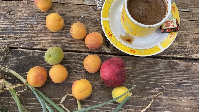 Sabah uyanınca, bir gözü kapalı kahve içenler?