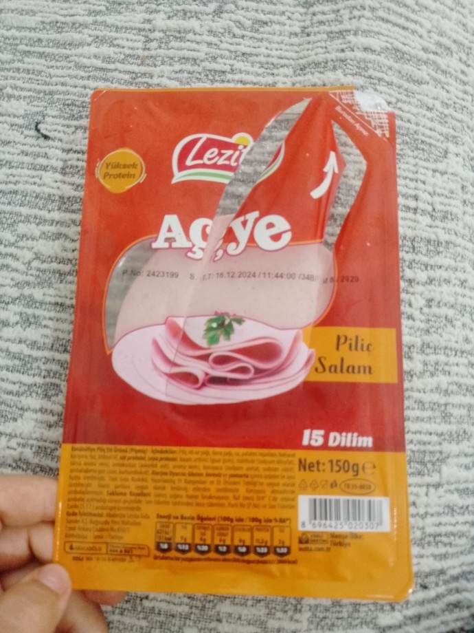 Dün bimden böyle bir salam aldım kokusu çok kötü yiyemedim tarihi de gayet var fiyatı uygun diye almıştım zaten bunu yiyen var mı?