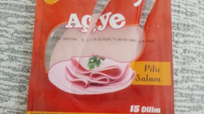 Dün bimden böyle bir salam aldım kokusu çok kötü yiyemedim tarihi de gayet var fiyatı uygun diye almıştım zaten bunu yiyen var mı?
