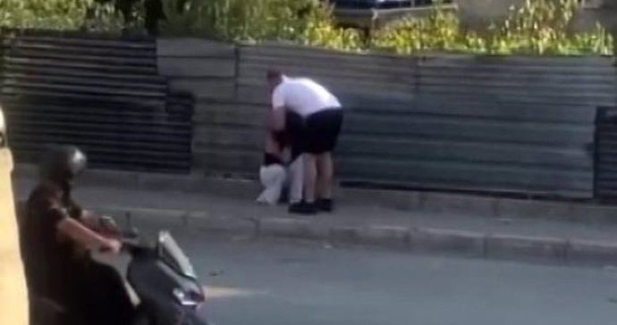 İzmirde sokak ortasında dayak yiyen kadına kimse yardım etmedi! Orada olsaydınız yardım eder miydiiniz?