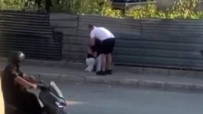İzmir'de sokak ortasında dayak yiyen kadına kimse yardım etmedi! Orada olsaydınız yardım eder miydiiniz?