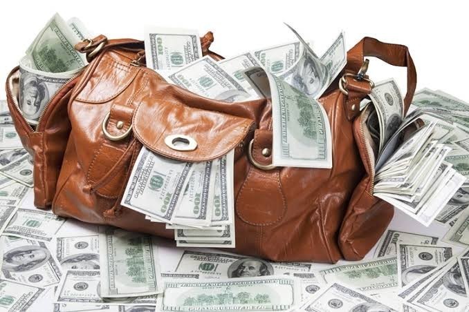 Bir çanta dolusu para kaybetsen bulan kişiye ödül verir miydin?