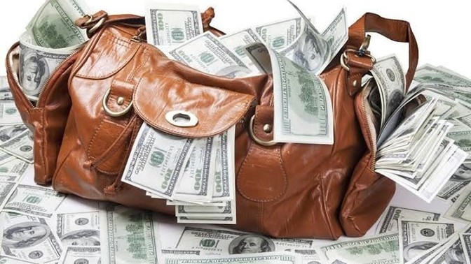 Bir çanta dolusu para kaybetsen bulan kişiye ödül verir miydin?