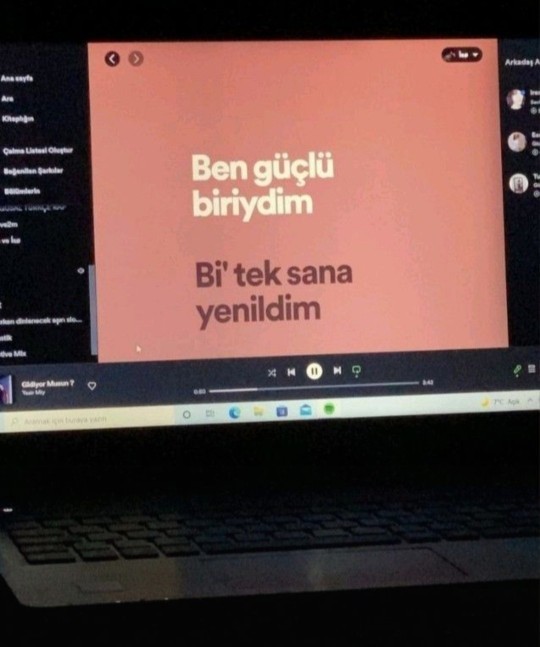 Gördükçe sarhoş olduğunuz biri var mı?