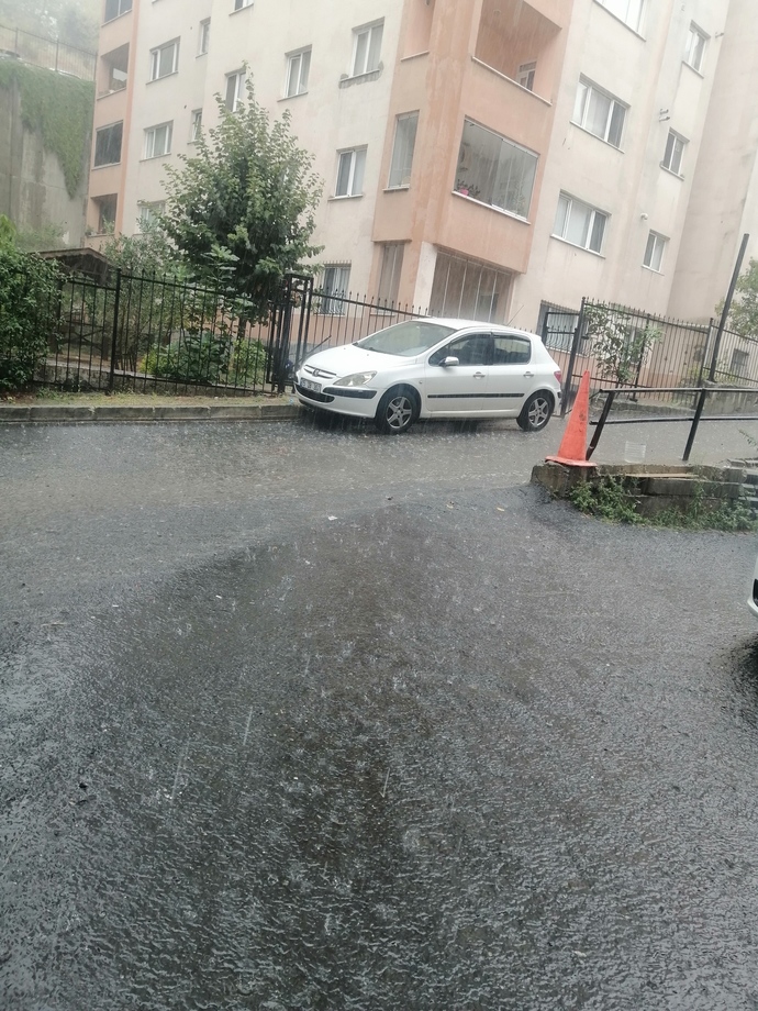 İstanbul da ani bastıran sağnak su badkınlarına neden oluyor sizin orada hava nasıl?