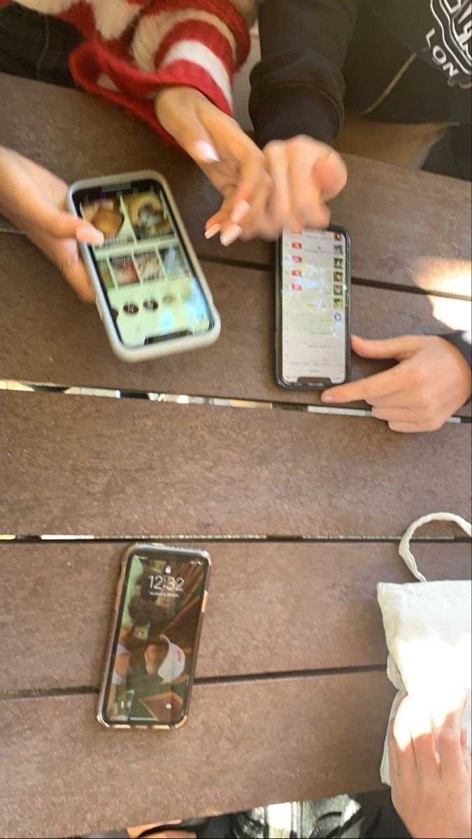 Ortamda telefonda bir şey gösterip ekranı size döndürmeyen insana ne denir?