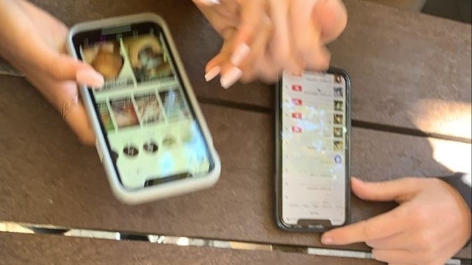 Ortamda telefonda bir şey gösterip ekranı size döndürmeyen insana ne denir?