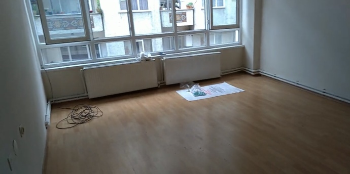 Oturma odası çok büyük, buradan balkon çıkarabilir miyiz?