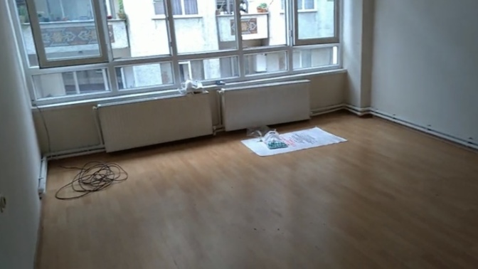 Oturma odası çok büyük, buradan balkon çıkarabilir miyiz?