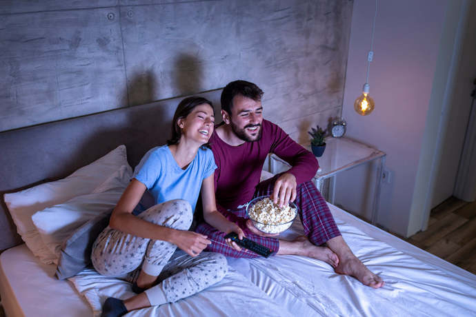 Birlikte film izlerken sevgiliniz uyuya kalsa, filme devam eder misiniz?