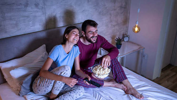 Birlikte film izlerken sevgiliniz uyuya kalsa, filme devam eder misiniz?