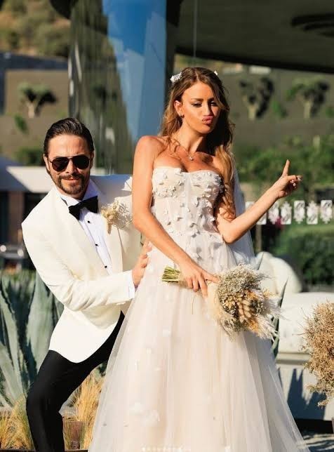 Evlilik yıl dönümünde sosyal medya paylaşımı yapmak zorunlu mu?