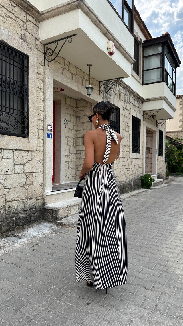 Sırt dekoltesi herzaman seksi mi gösterir?