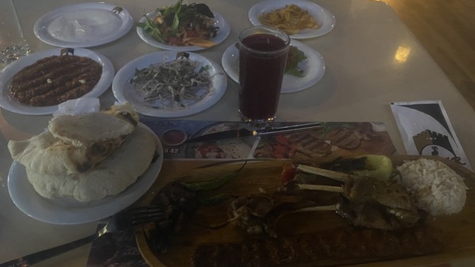 Yediklerini paylaşmak görgüsüzlük müdür?