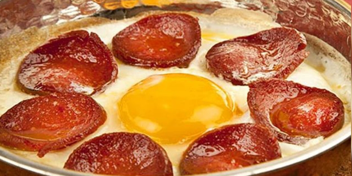Sucuklu yumurtayı yaparken sucuk türünün lezzet üzerinde ne gibi etkileri olabilir?
