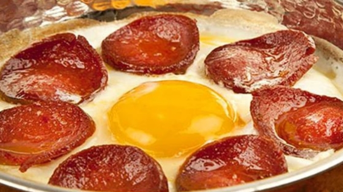 Sucuklu yumurtayı yaparken sucuk türünün lezzet üzerinde ne gibi etkileri olabilir?