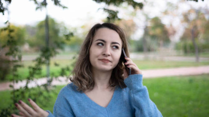 Biriyle konuşurken telefonu kapatmak için en çok hangi yalanı söylüyorsun?