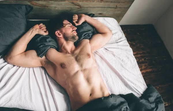 Erkekler uyurken erekte olunca penislerinin sertliğinden rahatsız olup uyanır mı🤭?