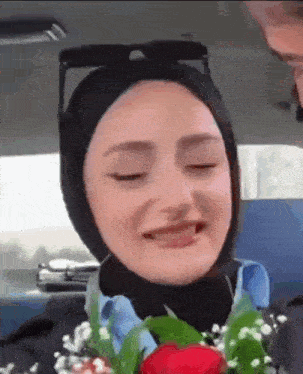 Yatağa geçer geçmez sürekli elim memelerimde ben sarkıtmış ve küçültmüş olabilir miyim oynaya oynaya?