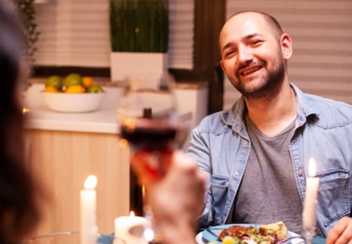 Akşam yemeğini özel biriyle mi yoksa yalnız mı yemeyi seversin?