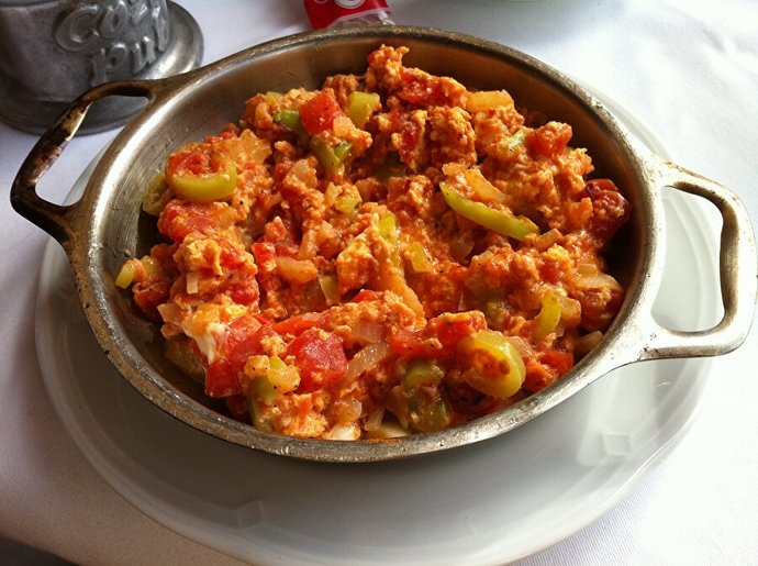 En lezzetli menemen soğanlı mı olur?