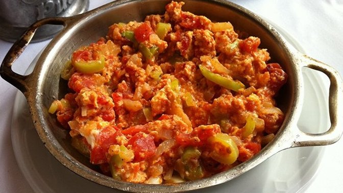 En lezzetli menemen soğanlı mı olur?