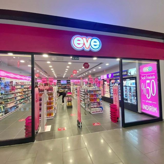 Eve geldiniz ve kapıda böyle bir manzara, ne yapardınız?