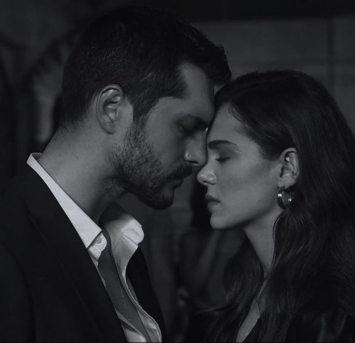 Bile bile yanlış olan bir şeyin doğru olması için uğraştığınız oldu mu?