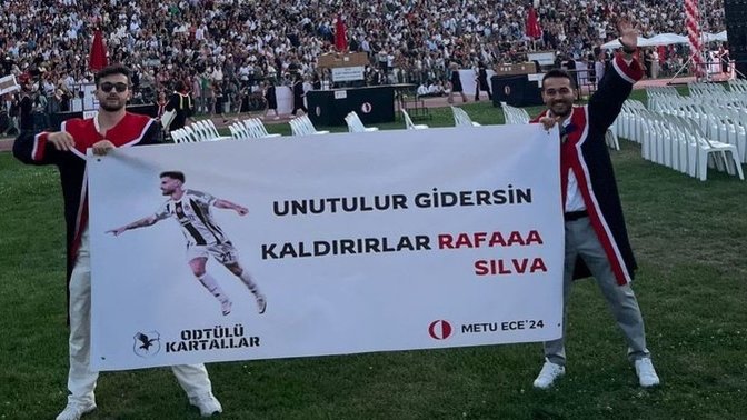 ODTÜ'lü öğrencilerden Rafa Silva temalı mezuniyet pankartı! Sen olsaydın pankarta ne yazarsın?