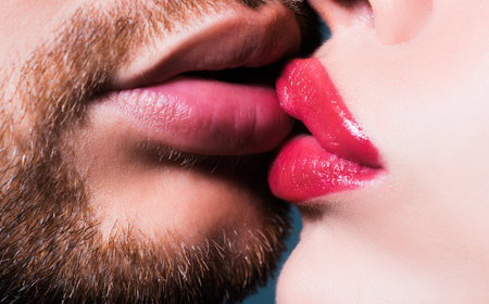 Erkekler partnerleri rujluyken öpüşmeyi sever mi yoksa önce silip öyle mi öpüşürler💋 ?