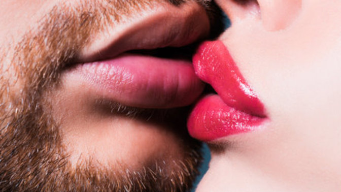 Erkekler partnerleri rujluyken öpüşmeyi sever mi yoksa önce silip öyle mi öpüşürler💋 ?