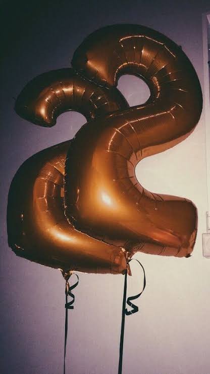 Bugün benim doğum günüm.🎂🎈🕯️🎉22 yaşıma bastım. Hayata sıfırdan başlamak için geç mi?