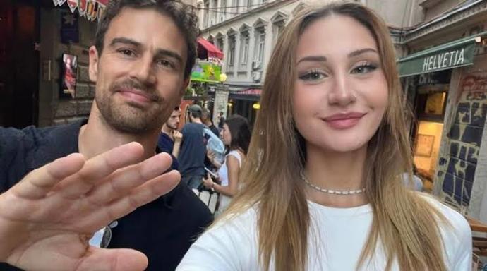 Uyumsuz , Dowten Abbey ve The Gentlemen ile tanıdığımız Theo James İstanbul’da! Ünlü oyuncuyu beğeniyor musunuz?
