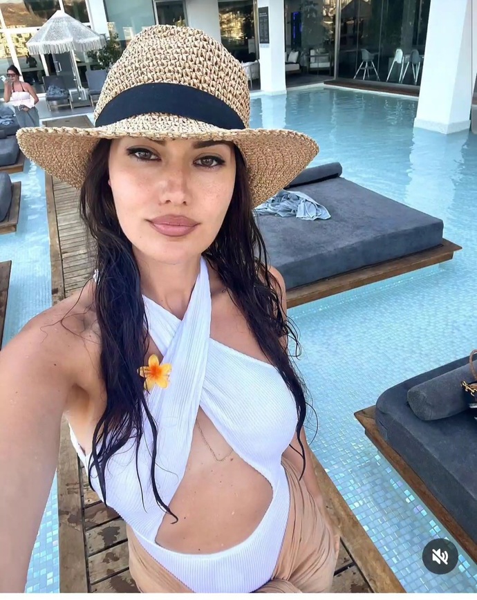 Fahriye Evcen in plajda bu kadar makyajlı olması normal mi, özgüvensizlik mi?