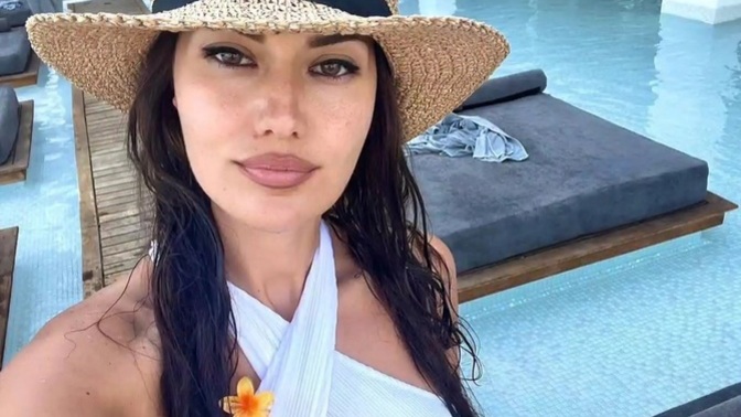 Fahriye Evcen 'in plajda bu kadar makyajlı olması normal mi, özgüvensizlik mi?