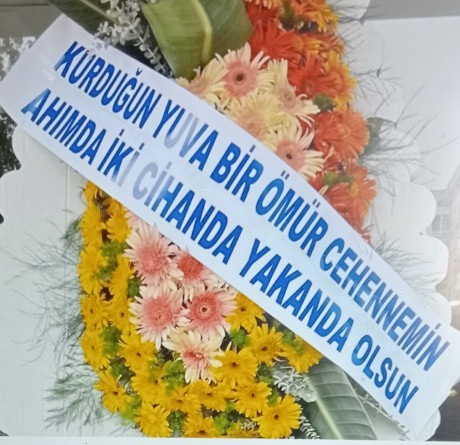 Eski sevgilinizin düğününe çelenk gönderir veya katılır mıydınız?