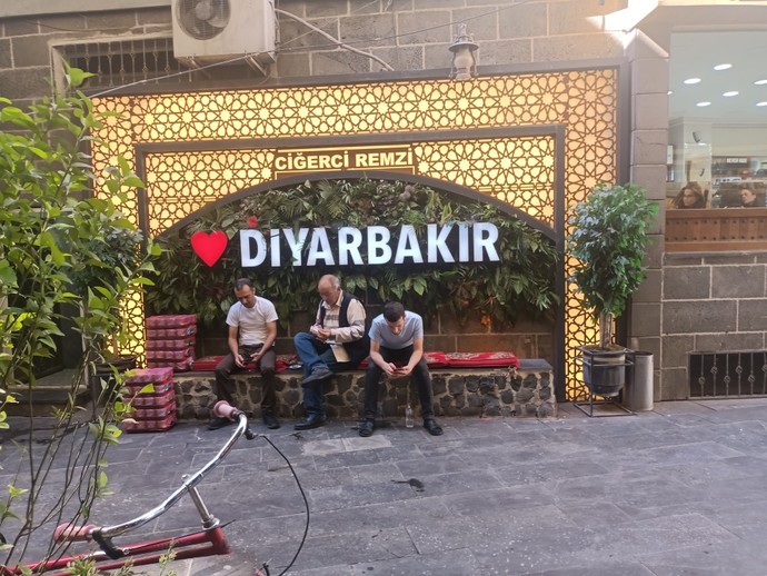 Size Diyarbakır ciğeri ısmarlar mıyım, söyleyeyim mi?
