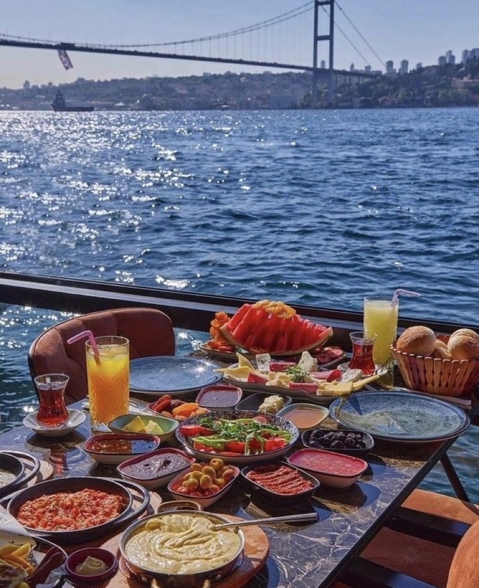 Şu masaya 7.500₺ öder misiniz?