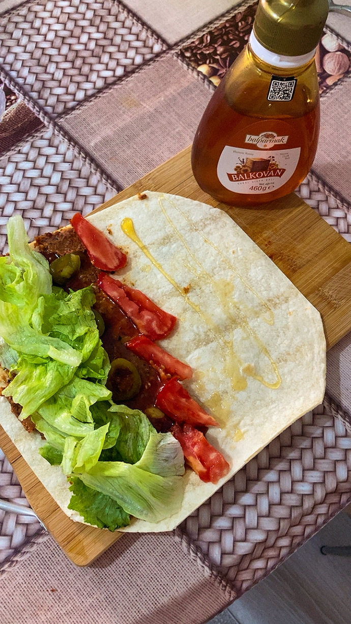 Çiğ köfte dürüme bal konur mu 🍯 🤔?