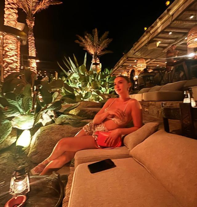 Burcu Özberk Mykonos tatilinden parıltılı kombinini paylaştı! Sence nasıl?