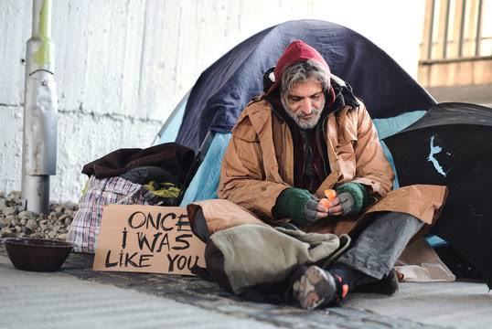 Neden ihtiyaçları olduğu bilindiği halde yardım edilmiyor da iyi giyimli olanların yardımına koşuluyor?