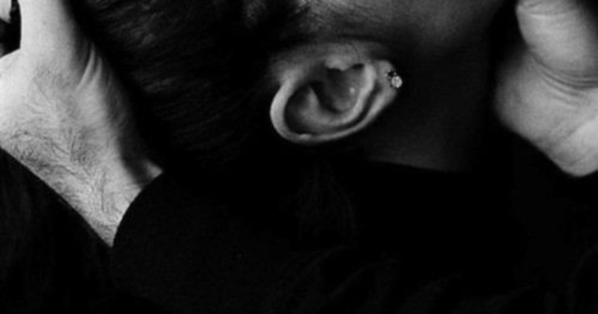 Мужские руки в волосах женщины. Волосы на руках у девушки. Макс барских hero in. Держит девушку за волосы. Красивые объятия.