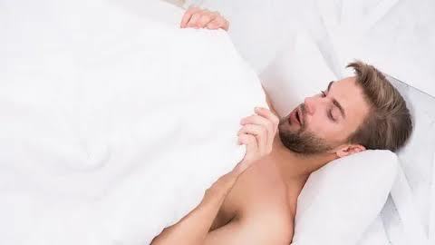 Penisin gün içinde defalarca erekte olması için tetikleyici bir etken gerekir mi?