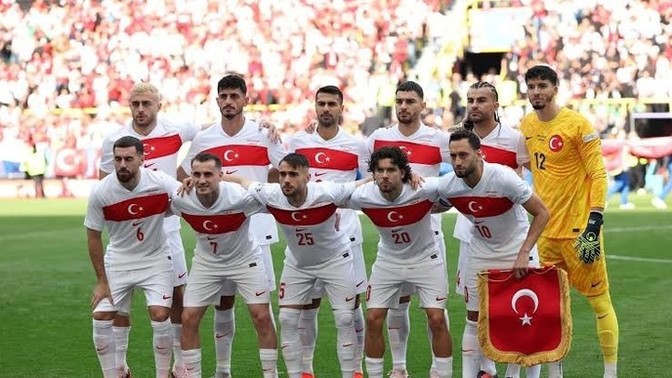 Maçı izleyen var mı?