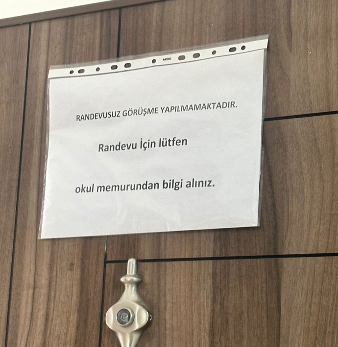 İstanbul Sancaktepede bir ortaokul müdürünün, öğretmenler için kapısına astığı yazı. Okul müdürünün bu davranışını nasıl buldunuz?
