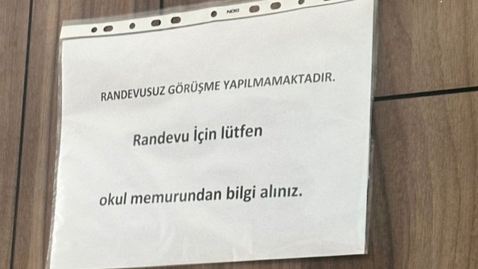 İstanbul Sancaktepe'de bir ortaokul müdürünün, öğretmenler için kapısına astığı yazı. Okul müdürünün bu davranışını nasıl buldunuz?